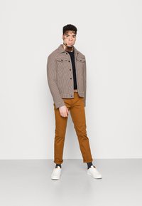 Scotch & Soda ESSENTIALS STUART  - Chino - walnut