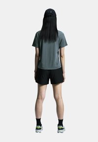On TRAIL SHORTS - Urheilushortsit - black