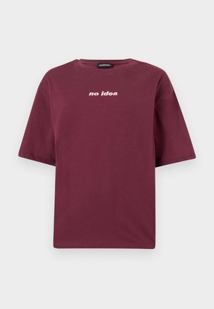 T-shirt bordeaux à manches courtes avec le texte "no idea" en rose pâle centré sur la poitrine, col rond et coupe décontractée.