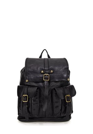 Zaino in pelle nera con pattina e chiusure con fibbia, due tasche frontali con fibbie e una maniglia superiore.