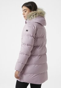 Svetle fialová péřová bunda s kapucí podšitým kožešinou, horizontálně prošívanými panely a logem na rameni. Hladká textura a délka ke kolenům.