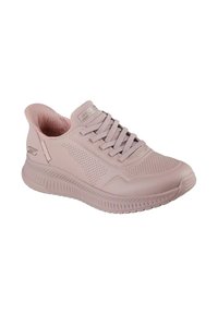 Scarpa sportiva rosa chiaro con tomaia liscia simile alla pelle, design perforato, lacci piatti e suola in gomma testurizzata.
