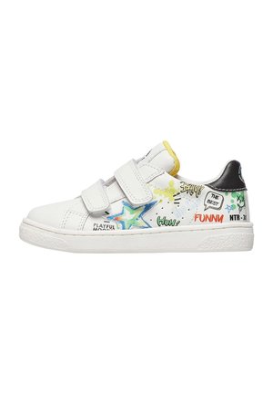 Scarpe da ginnastica bianche con strap in velcro, suola in gomma testurizzata, design di stelle colorate e vari accenti grafici giocosi sui lati.