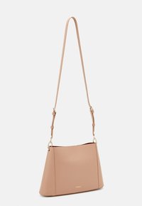 Borsa a mano in pelle rosa con un design strutturato, tracolla regolabile e dettaglio del logo in oro sul frontale. Texture liscia con una forma elegante.