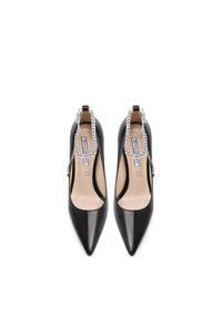 Décolleté neri in pelle con tacco alto, punta affusolata e lati aperti, accentuati da una catena di cristalli trasparenti lungo il tacco.