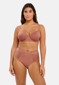 Ensemble de soutien-gorge et de culotte taille haute en tissu doux de couleur rose. Le soutien-gorge possède des bonnets lisses et une bordure en dentelle ; la culotte présente des panneaux latéraux géométriques texturés.