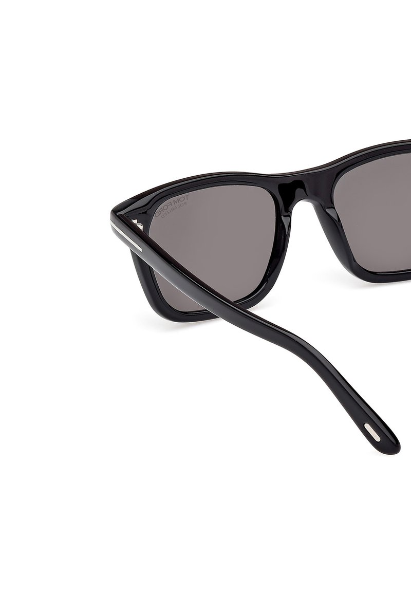 Schwarze Cat-Eye-Sonnenbrille mit dunklen Gläsern, glänzender Oberfläche und schmalen Bügeln. Silberne Akzente an den Tempeln. Robuste Kunststoffkonstruktion.