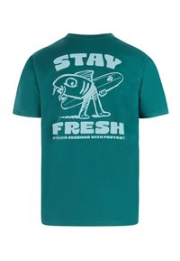 Maglietta di cotone color verde petrolio con una grafica che rappresenta un pesce che tiene una tavola da surf. Il testo recita "STAY FRESH" sopra e "STOKED SESSIONS WITH PROTEST" sotto.