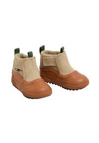 Botas de ante beige con suelas de goma marrón, con un diseño liso, tiradores verdes y suelas texturizadas para mayor tracción.