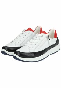Sneaker bianchi in pelle con dettagli in pelle nera, tacco rosso, chiusura con lacci e zipper laterale. Presentano una tomaia testurizzata e una suola a contrasto.