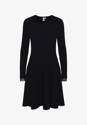 Fekete, hosszú ujjú ruha kerek nyakkivágással, testhez simuló felsőrészével, bővülő szoknyájával és csipke díszítéssel az ujjak végén. Puha kötött anyag.