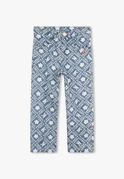 Jeans in denim blu chiaro con un motivo floreale bianco e testo ripetuto, dotati di un bottone in tono argento e design a cinque tasche standard.