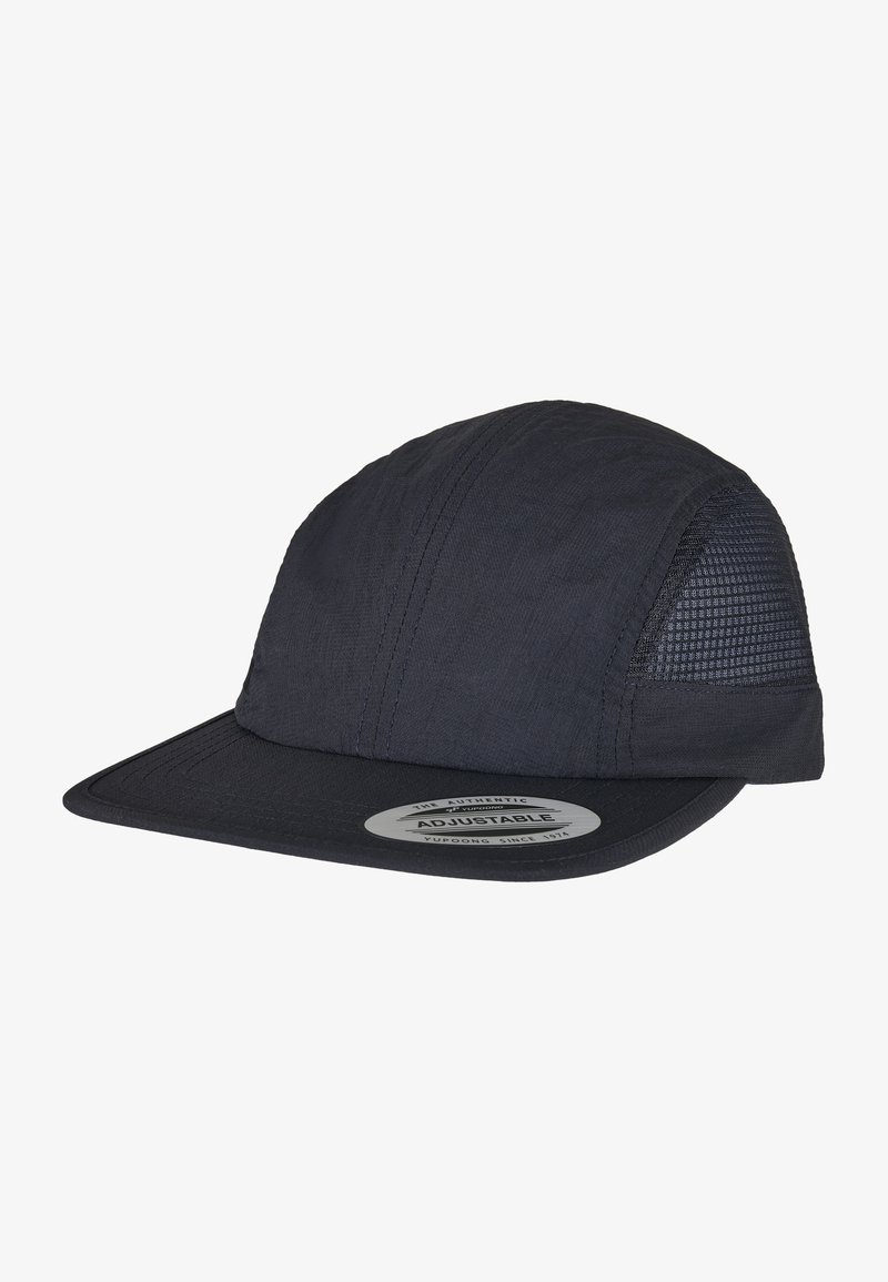 Casquette noire réglable avec une couronne en tissu lisse, un visière rigide et des panneaux en mesh sur les côtés pour la ventilation. Présente une étiquette de marque circulaire.