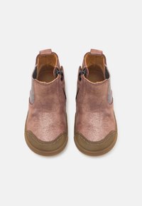 Botas de tornozelo em camurça castanha com detalhes em rosa brilhante, painéis laterais elásticos e sola de borracha. Apresenta um bico arredondado e costuras decorativas.