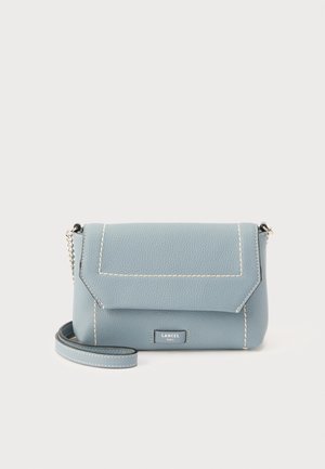 Jasnoniebieska skórzana torebka na ramię z białym przeszyciem, srebrnym łańcuszkiem i metką Lancel Paris na przedniej klapie.