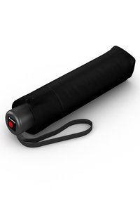 Schwarzer kompakter Regenschirm mit zylindrischer Form, Stoffbezug, grauem Griff und einem Handgelenkband für einfachen Transport.