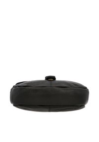 Zwarte leren ronde crossbodytas gezien van onderen met zichtbare stiksels en een kleine metalen ring bovenaan.