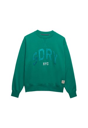Sudadera verde con cuello redondo, mangas largas, puños acanalados y "SDRY NYC" impreso en grande en el frente.