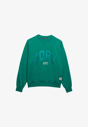 Sweat-shirt vert à col rond avec manches longues, poignets côtelés, et "SDRY NYC" imprimé en grosses lettres sur le devant.