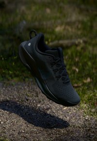 Czarne buty sportowe z teksturowanej siateczki, z sznurowadłami i wyściełaną podeszwą. Posiadają smukły design i odblaskowy detal z logo.