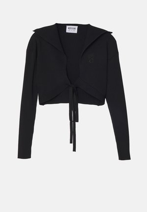 Zwarte geribbelde cropped sweater met lange mouwen, brede kraag en strikdetail aan de voorkant. Bevat een subtiele hartlogo op de borst.