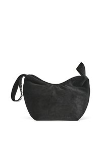 Schwarze Wildledertasche mit geschwungener Form, verstellbarem Tragegurt und glatter Textur. Verfügt über ein minimalistisches Design mit einem dezenten Handgriff.