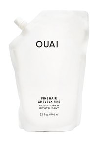 Witte, flexibele zakcontainer met een schroefdop, gelabeld "OUAI FINE HAIR CONDITIONER" in vette zwarte tekst. 32 fl oz / 946 ml capaciteit.
