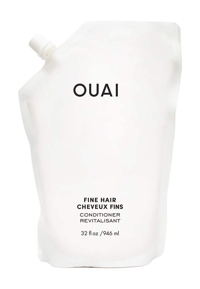 Witte, flexibele zakcontainer met een schroefdop, gelabeld "OUAI FINE HAIR CONDITIONER" in vette zwarte tekst. 32 fl oz / 946 ml capaciteit.