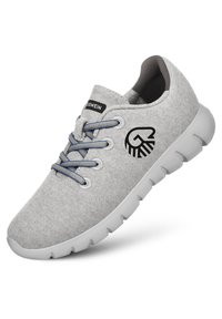 Graue Sneaker aus Stoff mit blauen Schnürsenkeln, runder Zehenpartie und einer flexiblen weißen Sohle. Auf der Seite befindet sich ein schwarzes Logo-Design.