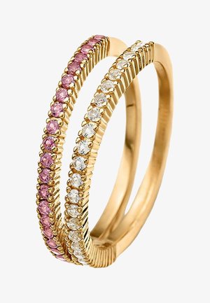 Anillos de oro con filas alternas de piedras preciosas rosas y transparentes. Bandas texturizadas con estrías que realzan el atractivo visual.