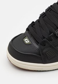 Globe SABRE - Trainers - black/combat