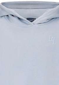 Lichtblauwe hoodie met "RJ" geborduurd in het wit op de borst en een zichtbare maatlabel binnenin de halslijn.