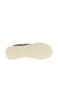 Baskets avec une semelle extérieure en caoutchouc texturé crème, dotées d'un dessus bleu et gris. Conçues pour une traction optimale avec des crampons rectangulaires et des détails de marque.