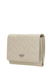 Portafoglio in pelle beige trapuntato con motivo a zig zag, hardware con logo argentato e design compatto. Ripiegato e mostrato frontalmente.