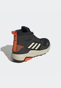 Adidas Terrex TERREX TRAILMAKER MID COLD.RDY - Fjellsko - core black/beige/semi impact orange