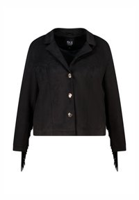 Zwarte jas van nep-suède met een kraag, sluiting met vijf knopen en franjes op de mouwen. Heeft een gladde textuur en een getailleerde pasvorm.