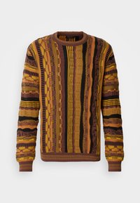Gebreide trui in bruin, geel en zwart met verticale patronen. Beschikt over geribbelde manchetten en halslijn, met textuurdetails doorheen.