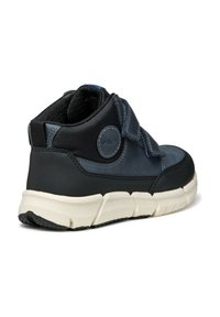 Baskets montantes noir et marine avec une tige en synthétique, un matériau texturé, une sangle Velcro et une semelle blanche épaisse avec des motifs de traction.