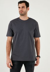 REGULAR FIT - Jednoduché tričko - anthracite