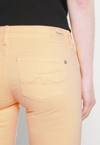 Pepe Jeans Skinny-Farkut - apricot