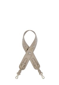 Beige lederen tasriem met kruisvorm, voorzien van zilveren en gouden studs, verstelbare sluitingen en een gladde textuur.