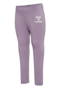 Lila leggings tillverkade av mjukt tyg. Har en åtsittande design och ett elastiskt midjeband. Visar en vit "hummel"-logotyp på framsidan.