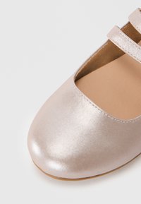 Rosa metallische Mary Jane Schuhe mit doppeltem Riemen, runder Zehenpartie und glattem, lederähnlichem Material. Hellbraune Innensohle. Einfaches Design ohne Muster.