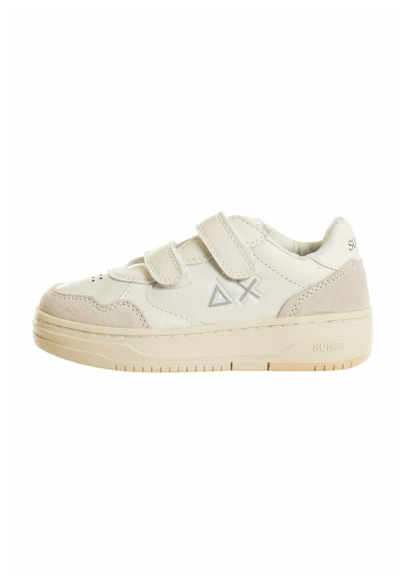 Sneaker bianco con accenti in suede, dotata di due cinturini in Velcro, perforazioni circolari e una suola in gomma testurizzata. Logo visibile sul lato.