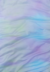 Tecido leve em gradientes pastéis de azul, roxo e verde, apresentando uma textura suave com ondas subtis e variações de cor.