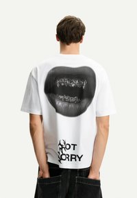 Bershka - SHORT SLEEVE - Print T-shirt - white Thumbnail Image 1