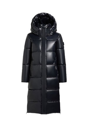 Zwarte pufferjas met een hoge kraag en een oversized capuchon. Heeft doorgestikte gedeelten, een glanzende afwerking en zijzakken met rits.