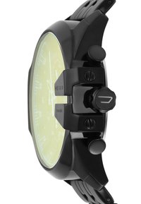 Orologio analogico nero con cassa rotonda e quadrante giallo. Presenta tre sottodial, bezel testurizzato e cinturino in silicone. Resistente all'acqua fino a 10 bar.