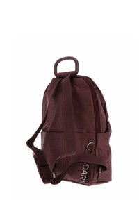 Sac à dos texturé bordeaux avec des bretelles réglables, une poignée supérieure, une poche zippée à l'avant et un logo « DARII » partiellement visible sur le côté avant.