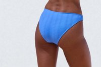 Blå bikiniunderdel med en texturerad ribbad design, hög skärning och sömlösa kanter för en smidig passform. Återvyn visar färgen och formen.